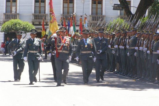 EN SUCRE. Militares festejaron creacin del Ejrcito de Bolivia.