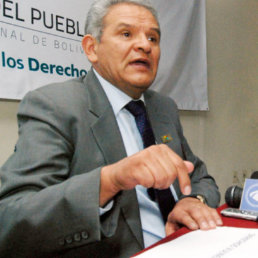 AUTORIDAD. El defensor del Pueblo, Rolando Villena, ayer, ante los medios de comunicacin.