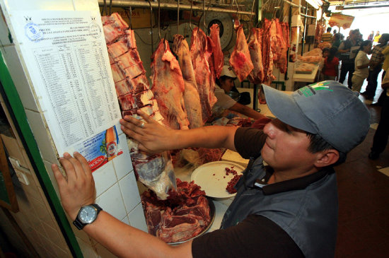 OPERATIVO. Varios puestos de venta de carne fueron notificados y sus dueos advertidos por las autoridades.