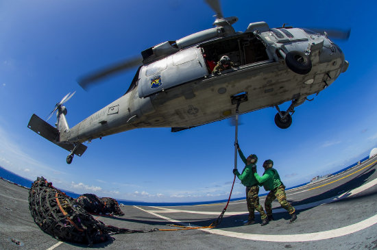 SOLIDARIDAD. Un helicptero estadounidense despega del portaaviones George Washington con ayuda humanitaria.