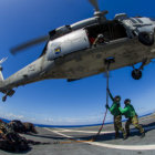 SOLIDARIDAD. Un helicptero estadounidense despega del portaaviones George Washington con ayuda humanitaria.