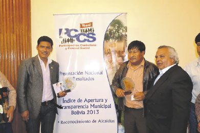 PREMIADOS. Los alcaldes de Yamparez, Braulio Yucra, y de Padilla, Juan Carlos Len.