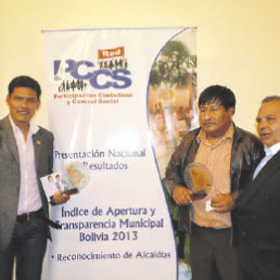 PREMIADOS. Los alcaldes de Yamparez, Braulio Yucra, y de Padilla, Juan Carlos Len.