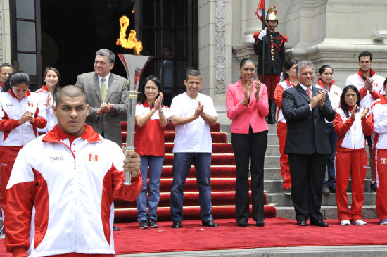 El presidente de Per, Ollanta Humala (c), y su esposa Nadien Heredia, durante la bienvenida de la antorcha bolivariana.