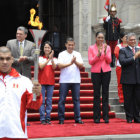 El presidente de Per, Ollanta Humala (c), y su esposa Nadien Heredia, durante la bienvenida de la antorcha bolivariana.