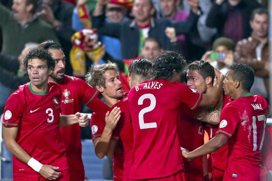 Los portugueses celebran el gol de Cristiano Ronaldo; abajo, la lamentacin de los franceses.