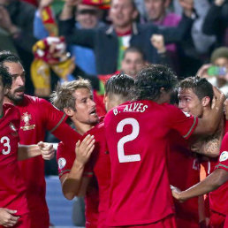 Los portugueses celebran el gol de Cristiano Ronaldo; abajo, la lamentacin de los franceses.