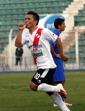 La celebracin de Roberto Carboni, luego de anotar el primer gol de Nacional Potos.