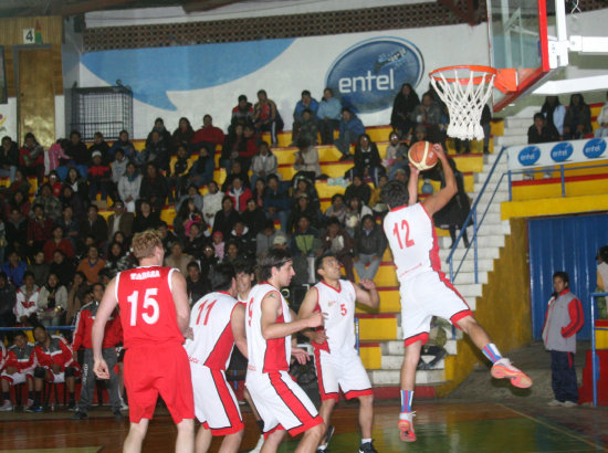 Una jugada de ataque de la seleccin chuquisaquea, en la final del torneo nacional de baloncesto, en Potos.