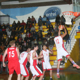 Una jugada de ataque de la seleccin chuquisaquea, en la final del torneo nacional de baloncesto, en Potos.