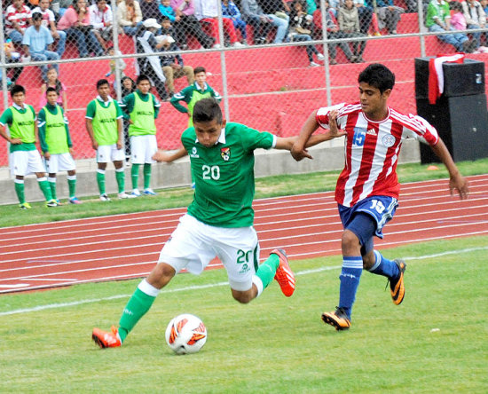 Los jugadores de la seleccin boliviana Sub-15 varones tratando de buscar la victoria, sin suerte.