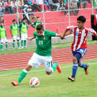 Los jugadores de la seleccin boliviana Sub-15 varones tratando de buscar la victoria, sin suerte.