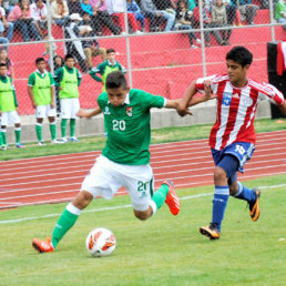 Los jugadores de la seleccin boliviana Sub-15 varones tratando de buscar la victoria, sin suerte.