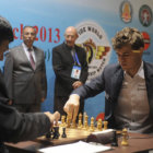 Magnus Carlsen (d) y Viswanathan Anand (i) en plena competencia.