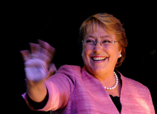 POLTICA. La candidata a la presidencia de Chile Michelle Bachelet, de la opositora Nueva Mayora, saluda a sus seguidores tras los comicios.