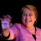 POLTICA. La candidata a la presidencia de Chile Michelle Bachelet, de la opositora Nueva Mayora, saluda a sus seguidores tras los comicios.