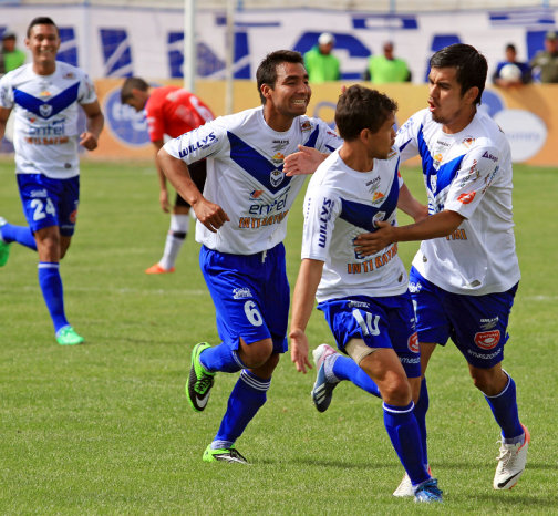 Marcelo Gomes (2d) fue el autor de tres goles de los cuatro de ayer.