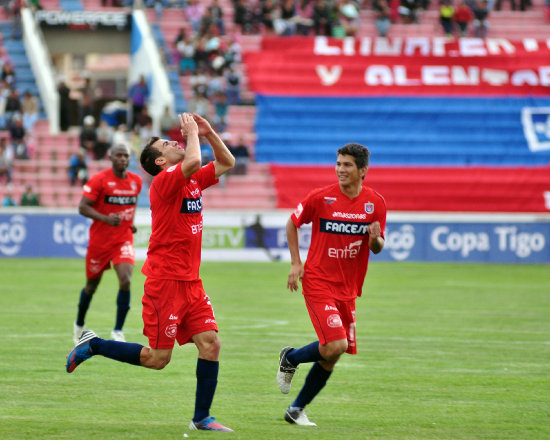 La celebracin de ambos planteles luego de marcar los goles que sellaron el empate a un gol por lado.