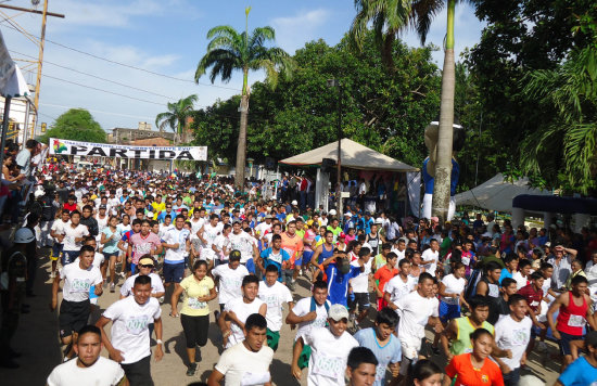 Una toma general de la partida de la carrera pedestre en Trinidad; abajo, Evo Morales entrega los premios econmicos a los ganadores.