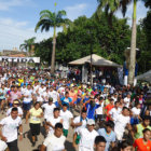 Una toma general de la partida de la carrera pedestre en Trinidad; abajo, Evo Morales entrega los premios econmicos a los ganadores.