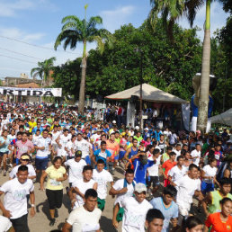 Una toma general de la partida de la carrera pedestre en Trinidad; abajo, Evo Morales entrega los premios econmicos a los ganadores.