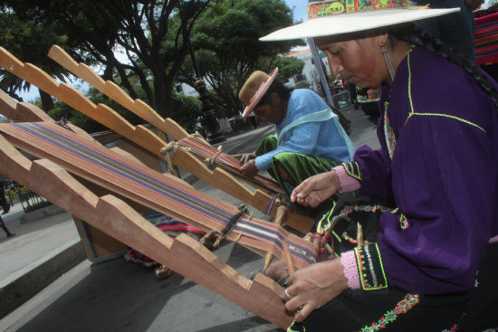 TEXTILES. Tejedoras quechuas que llegaron del municipio de Tapacar en Cochabamba.