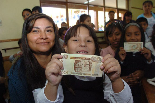 PAGO. Cada escolar recibe Bs 200.