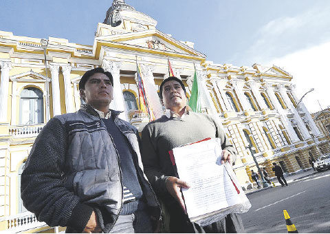 DEMANDA. Los hermanos Cardozo, ayer, en puertas de la Asamblea Legislativa.