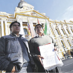 DEMANDA. Los hermanos Cardozo, ayer, en puertas de la Asamblea Legislativa.