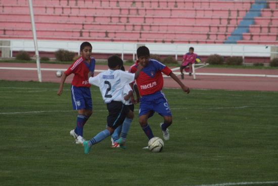 Escenas de los partidos de la U con Saavedra FC y los representantivos de Tarija y Pelota de Trapo de la Llajta.