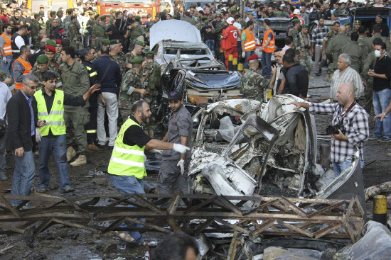 ATAQUE. Policas inspeccionan el lugar donde se produjo la mortal explosin.