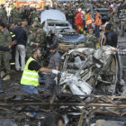 ATAQUE. Policas inspeccionan el lugar donde se produjo la mortal explosin.