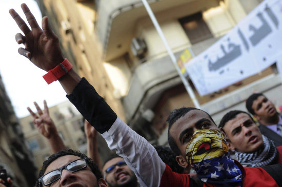 DISTURBIOS. Manifestantes protestan contra el Ejrcito egipcio en El Cairo.