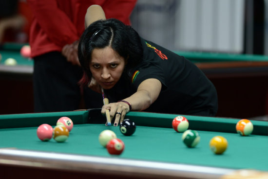 La cochabambina Nataly Camacho durante una de sus partidas de billar, en Lima.