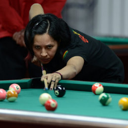 La cochabambina Nataly Camacho durante una de sus partidas de billar, en Lima.