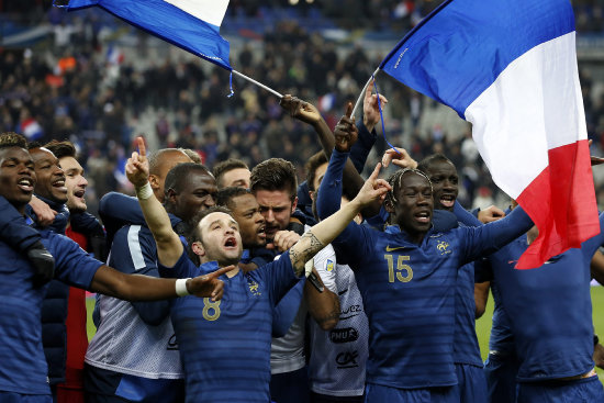 La celebracin incontenible de los franceses luego de golear a los ucranianos, ante un estadio repleto de aficionados que no pararon de festejar.