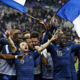 La celebracin incontenible de los franceses luego de golear a los ucranianos, ante un estadio repleto de aficionados que no pararon de festejar.