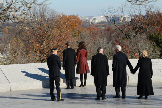 TRIBUTO. Los Obama y los Clinton, en un monumento a la memoria de John F. Kennedy.