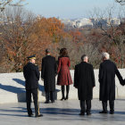 TRIBUTO. Los Obama y los Clinton, en un monumento a la memoria de John F. Kennedy.