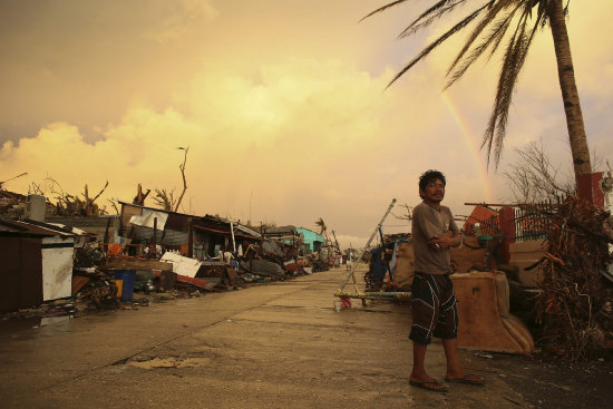 DESOLACIN. Un hombre permanece en una zona devastada por el tifn Haiyan.