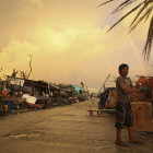 DESOLACIN. Un hombre permanece en una zona devastada por el tifn Haiyan.