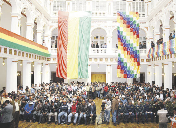 EVENTO. Organizaciones afines al Movimiento Al Socialismo participaron de la promulgacin del decreto que establece doble aguinaldo.