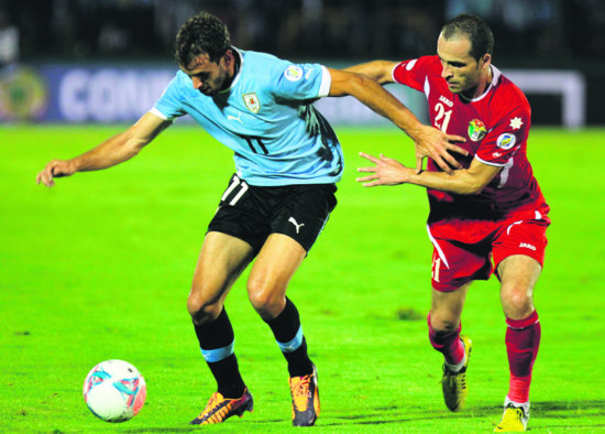 Uno de los seleccionados uruguayos cuida el baln ante su rival de Jordania, ayer, en Montevideo.