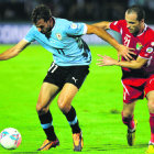 Uno de los seleccionados uruguayos cuida el baln ante su rival de Jordania, ayer, en Montevideo.