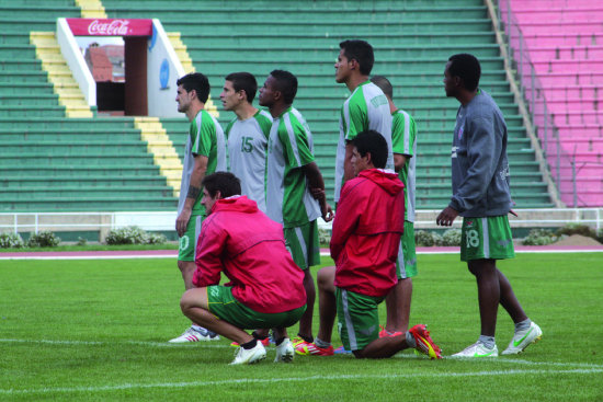 Los jugadores de Universitario practicaron ftbol ayer, en el estadio Patria.