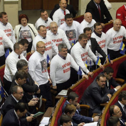 PROTESTAS. Diputados de oposicin con camisetas con la ex primer ministra Yulia Timoshenko reaccionan durante una sesin parlamentaria.