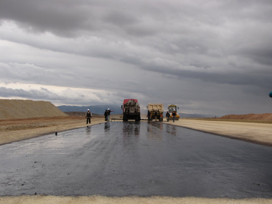 IMPRIMACIN. Ayer, la empresa constructora Convisa hizo una demostracin del vaciado de alquitrn lquido para impermeabilizar la capa base y sub base, para luego vaciar el asfalto.