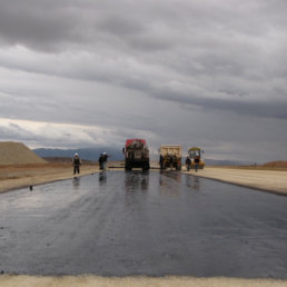 IMPRIMACIN. Ayer, la empresa constructora Convisa hizo una demostracin del vaciado de alquitrn lquido para impermeabilizar la capa base y sub base, para luego vaciar el asfalto.