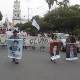 ROMERA. Una multitud clama justicia para las vctimas de la Calancha por las calles cntricas de Sucre.