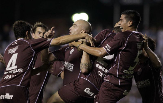 Martn Silva (c) celebra con sus compaeros el gol anotado ante el Libertad de Paraguay.